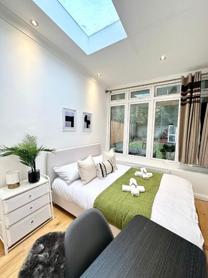Modern Room In Spacious Home London Exterior foto