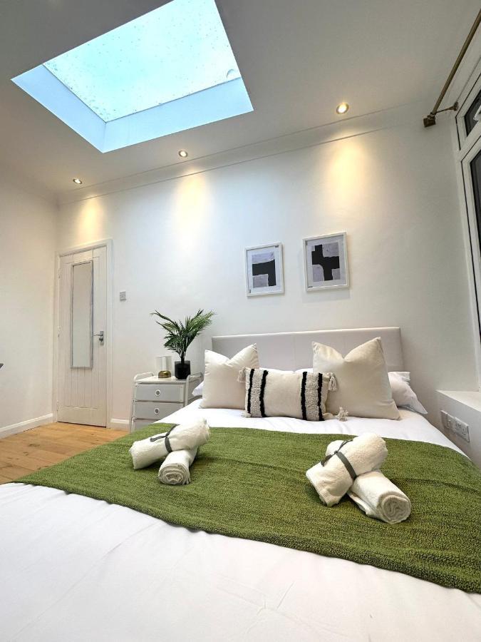 Modern Room In Spacious Home London Exterior foto