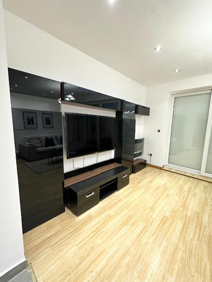 Modern Room In Spacious Home London Exterior foto